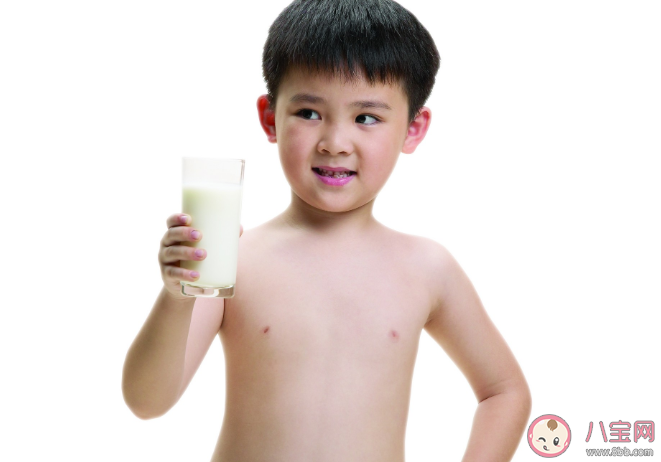 孩子睡觉前可不可以喝牛奶 睡前喝牛奶会影响长高吗