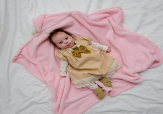 一岁内的小婴儿连体衣和分体衣怎么选 准妈妈该如何给新生儿买衣服