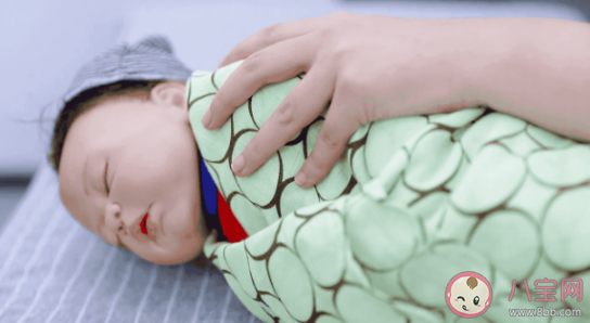 宝宝容易落地醒怎么安抚入睡 宝宝一放下就醒的原因