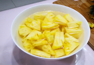 吃菠萝前要用盐水浸泡多久 盐水泡菠萝是用热水还是冷水