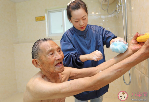 老年人洗澡|老年人洗澡有多难 助浴师职业是做什么的