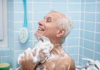 老年人洗澡有多难 助浴师职业是做什么的