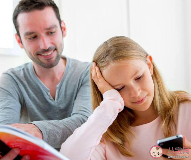 父母该不该看孩子的手机 父母有权知道孩子的隐私吗