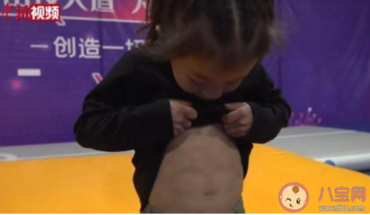 7岁女孩拥有腹肌怎么回事 孩子从小运动的好处