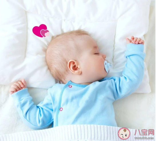 宝宝不用枕头会不会睡成偏头 宝宝多大可以使用枕头