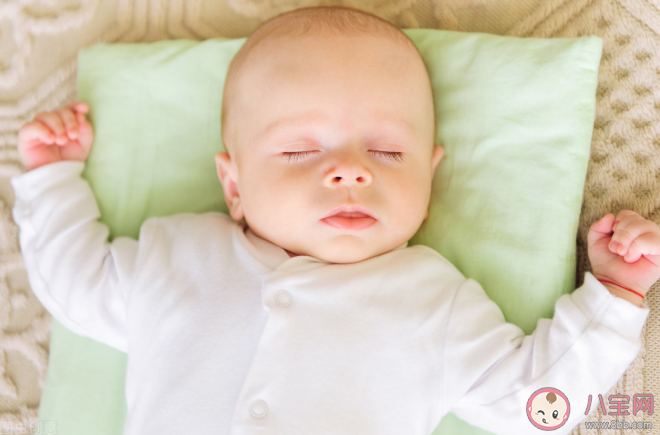 宝宝不用枕头会不会睡成偏头 宝宝多大可以使用枕头