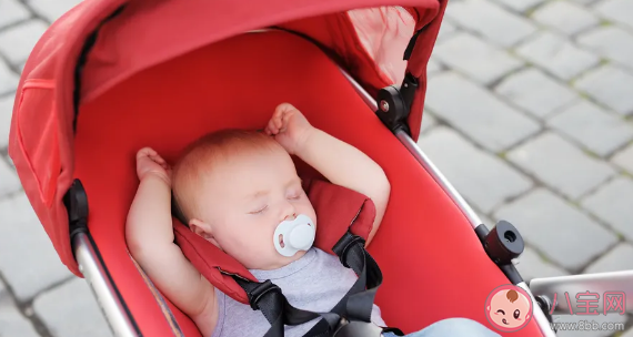 为什么宝宝在婴儿车里容易睡着 婴儿车摇着哄睡真的好吗