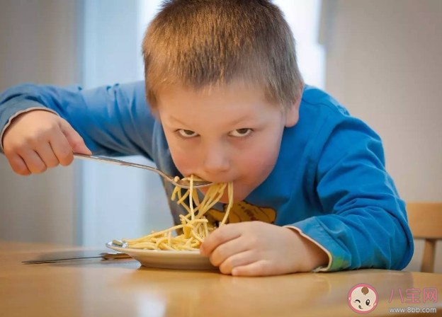 孩子每顿饭吃很多不给就哭正常吗 如何避免过度喂养