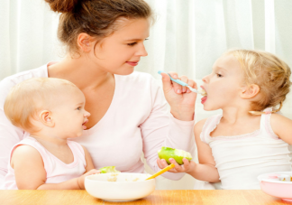 宝宝被过度喂养会有什么表现 小儿过度喂养的危害