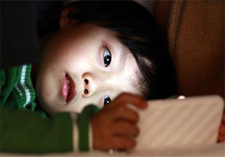 幼儿连续用电子产品不宜超过15分钟 小孩子看电子产品太久有哪些坏处