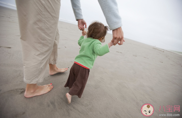 宝宝会走路为什么总要抱抱 怎么让孩子喜欢上走路