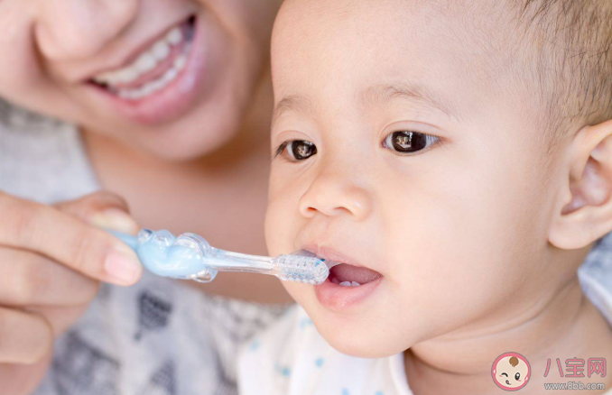 宝宝刷牙总是吃牙膏会氟中毒吗 不同年龄宝宝怎么正确刷牙