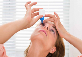 眼药水可以直接滴在眼球上吗 滴眼药水的正确做法是什么