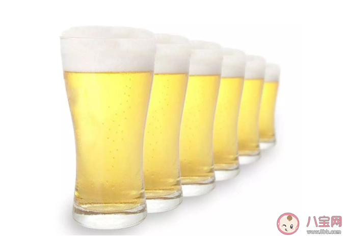 啤酒|一杯啤酒总共能产生多少个气泡 啤酒倒入杯中后为什么有很多气泡上升