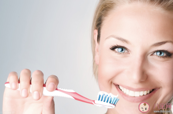 早上刷牙和晚上刷牙哪个更重要 睡前不刷牙有什么危害