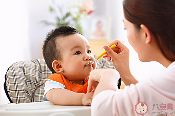 孩子喜欢含饭不吞是什么原因 孩子嘴里含饭不嚼怎么办