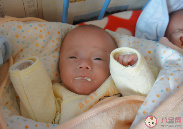 什么吐奶是不正常的 宝宝吐奶怎么处理