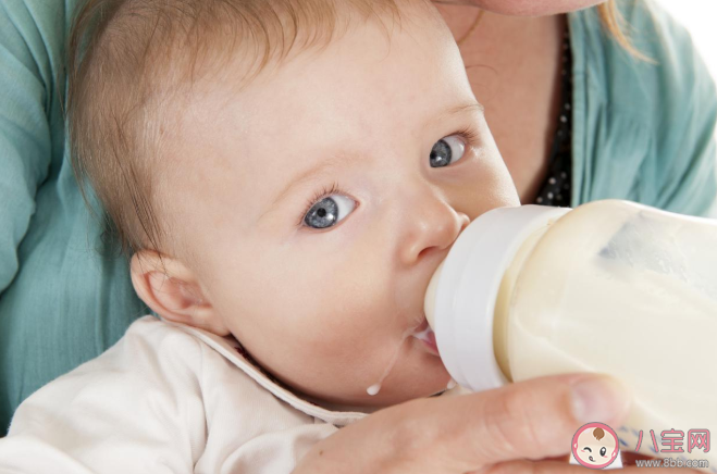 什么吐奶是不正常的 宝宝吐奶怎么处理