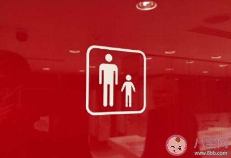 如何看待妈妈带男童进女厕 男童在外面该怎样上厕所