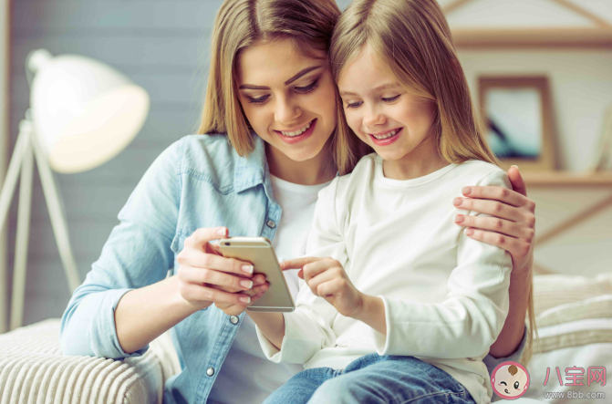 子女手机依赖行为会受父母影响吗 父母玩手机对孩子的影响