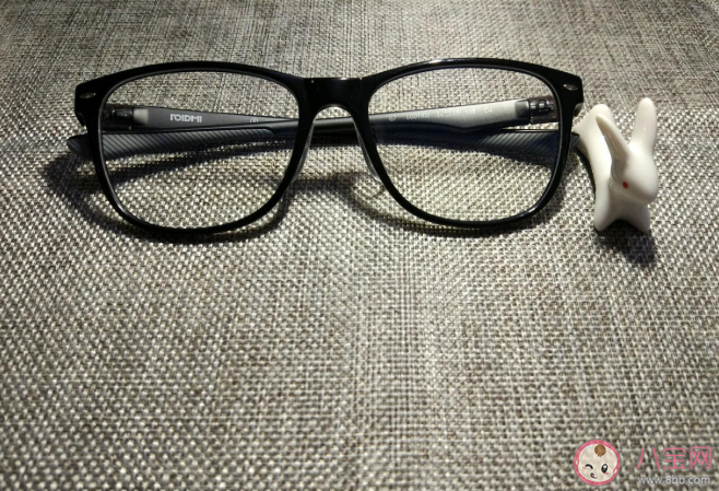 眼镜盒里的眼镜布是干什么的 眼镜镜片怎么擦拭干净
