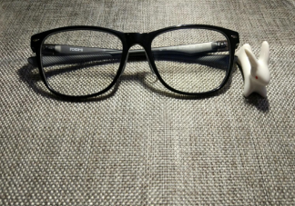 眼镜盒里的眼镜布是干什么的 眼镜镜片怎么擦拭干净