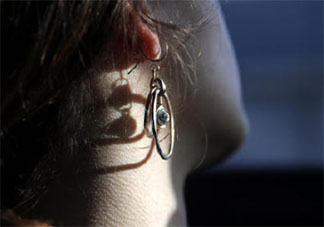 如何打耳洞才能降低风险 打耳洞后注意事项有哪些
