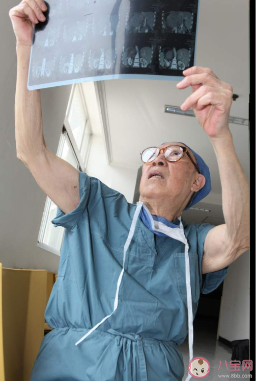 吴孟超院士有哪些医学成就 是如何走上肝胆外科之路的