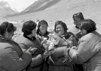 世界首位珠峰北坡登顶女性是谁 都有哪些人曾经登顶过珠峰