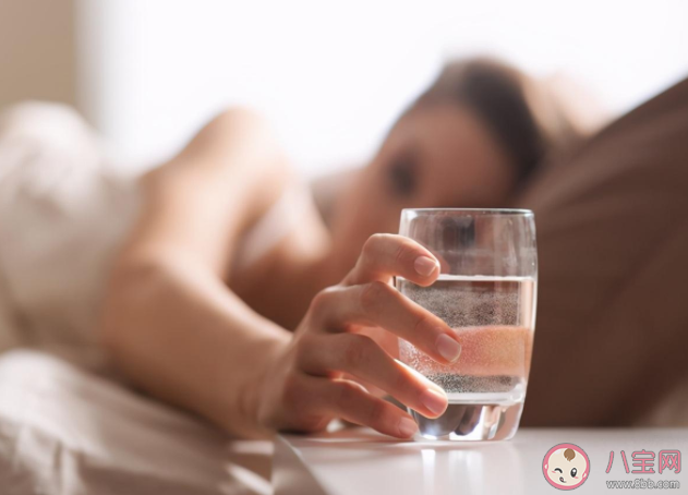 睡前喝水会水肿吗 哪几类睡前应该喝水