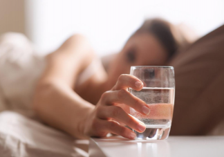 睡前喝水会水肿吗 哪几类睡前应该喝水
