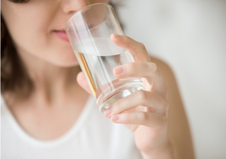 为什么睡前总觉得口渴 睡前怎么喝水比较健康