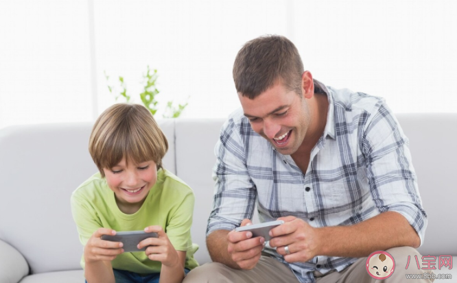 强制|强制不让孩子玩手机真的是对孩子好吗 如何做才能正确引导孩子使用手机
