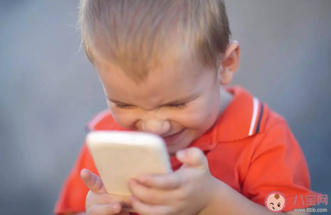 强制|强制不让孩子玩手机真的是对孩子好吗 如何做才能正确引导孩子使用手机