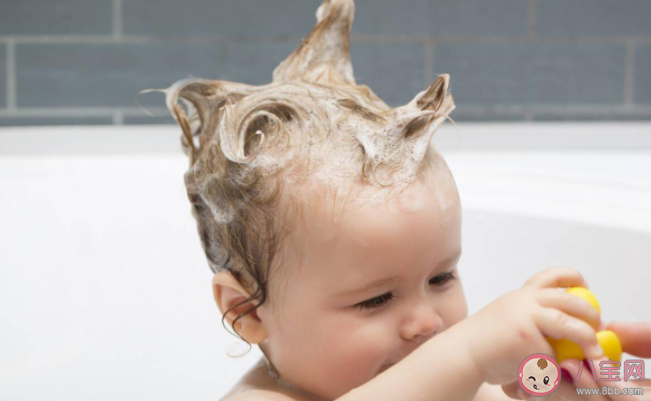 孩子|孩子能不能用大人的洗发水 如何挑选孩子适合的洗发水