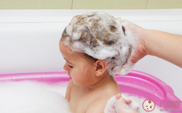 孩子|孩子能不能用大人的洗发水 如何挑选孩子适合的洗发水