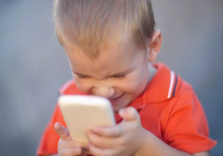 强制不让孩子玩手机真的是对孩子好吗 如何做才能正确引导孩子使用手机