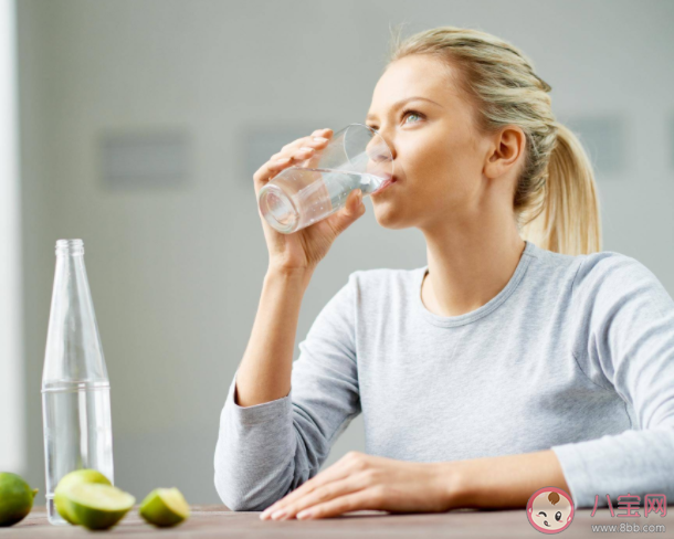 水喝太多时身体会发生什么 每天喝水超过多少会中毒
