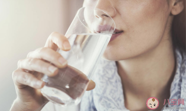水喝太多时身体会发生什么 每天喝水超过多少会中毒