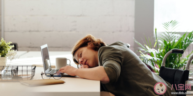 长期趴在桌子上睡觉对身体有什么危害 上班族怎么午睡健康