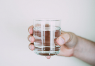 天热猛喝水或致水中毒是真的吗 什么情况下喝水会水中毒