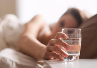 睡前总感觉口渴应该喝水吗 睡前喝水最佳时间