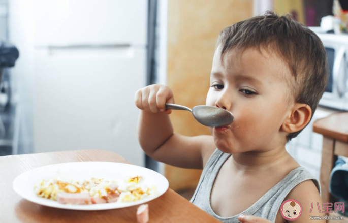 宝宝多大能用勺子吃饭 怎么训练孩子用勺子吃饭