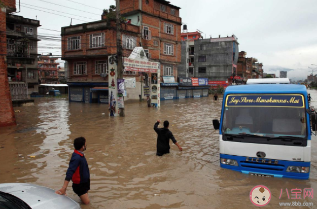 公交车涉水被困住时应该怎么逃生 乘坐公交车被洪水困住怎么办