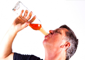 喝酒脸红和喝酒脸白谁更能喝 喝酒一定会得酒精肝吗