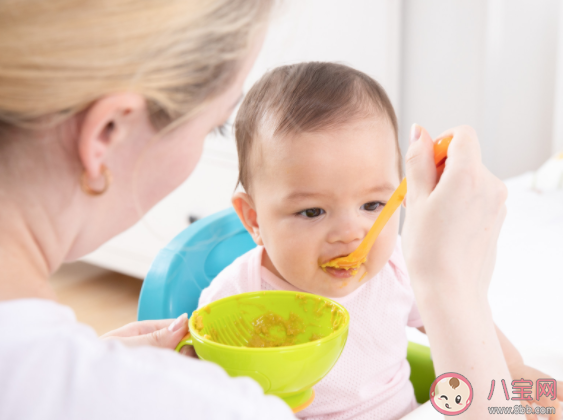 宝宝第一次对食物感兴趣应该怎么做 宝宝第一次辅食的注意事项