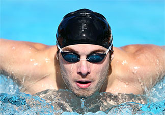 为什么游泳运动员们要戴两个泳帽 游泳运动员剃体毛是为了什么