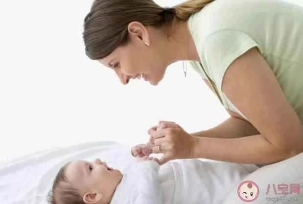 和小婴儿多说话聊天有什么好处 有哪些和婴儿交流的好方法