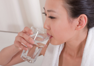 喝水少为什么会导致急性肾衰竭 喝水一次喝多少量比较好