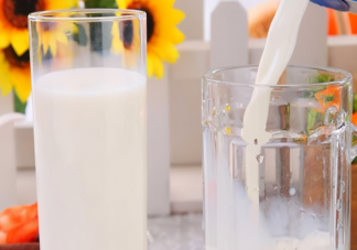 减肥是喝全脂奶还是脱脂奶好 全脂牛奶减肥期间就可以随意喝吗